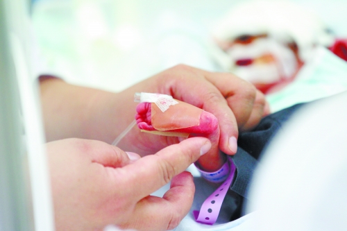 早產(chǎn)兩個(gè)月，孩子的生命之路更需要親人的陪伴。