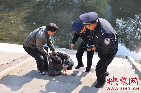 該男子滾入冰冷的金水河，嗆了幾口污水，連滾帶爬從水中出來，隨后被金水路派出所民警救上岸。