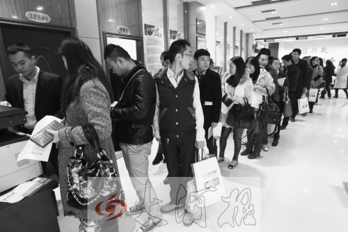 昨天,除復(fù)印材料處有新人排隊外,金水區(qū)民政局婚姻登記處大廳內(nèi)處未見新人排隊的火爆場景。