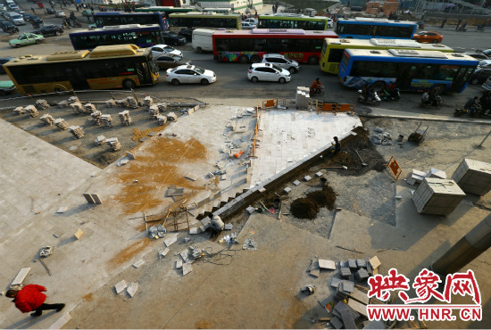 二七廣場站的施工人員正在對路面進行還路工程 二七廣場站的施工人員正在對路面進行還路工程