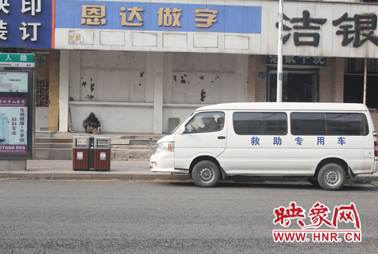 據附近商戶介紹,平時這里經常有三四個流浪漢聚集 據附近商戶介紹,平時這里經常有三四個流浪漢聚集