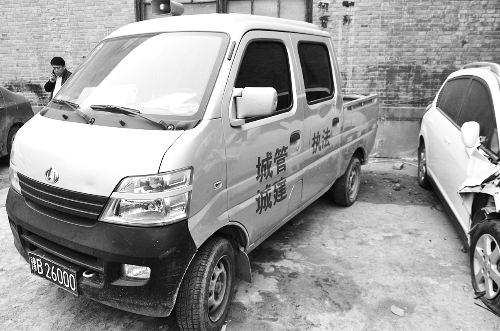 　　套牌執(zhí)法車已被交警拖進(jìn)停車場(chǎng)