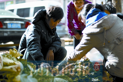 附近的市民得知了他的遭遇，紛紛前來買菜