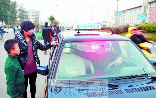 看見有帶小孩的乘客，王師傅都會遞上字條，提醒乘客。