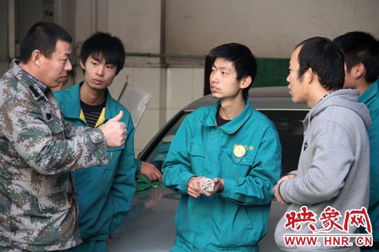 楊冠軍（左）在和兄弟們交流時(shí)，多數(shù)都是用手語