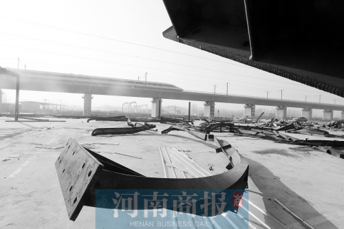 　鐵路兩側(cè)，不少建筑物已經(jīng)被拆除