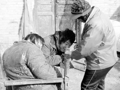 去年年初，武文英和雙胞胎腦癱兒子。圖片來源/《周口晚報(bào)》