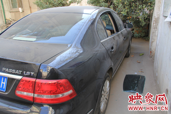 12月12日，鄭州金水區(qū)一小區(qū)汽車車窗被撬