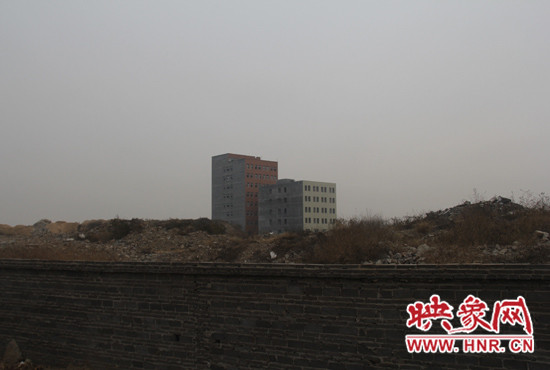 一墻之隔，但內(nèi)外環(huán)境卻截然不同