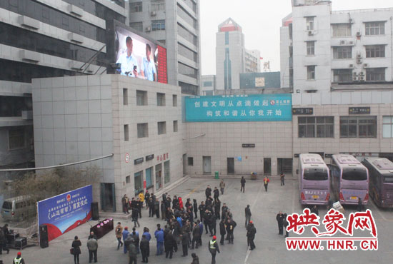 大巴車內(nèi)均在播放著這部以農(nóng)民工討薪為題材的微電影。