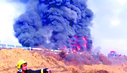 京港澳高速漯河段一貨車起火 200多萬元家電被燒毀 京港澳高速漯河段一貨車起火 200多萬元家電被燒毀