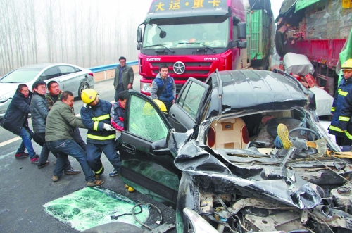 現(xiàn)場慘不忍睹，眾人合力施救。