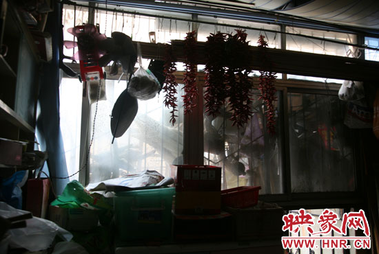 受影響的住戶將自己的窗戶遮擋起來，以防被加蓋樓層住戶看到自家