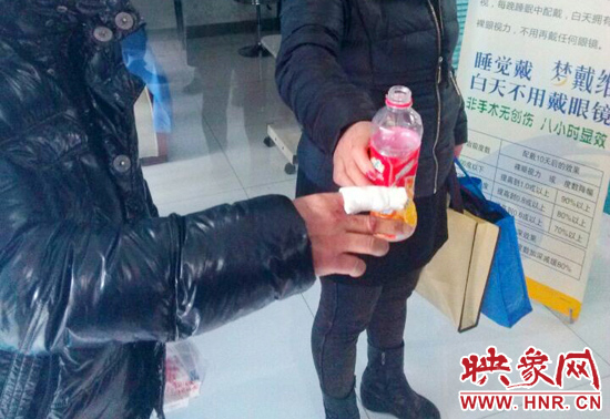 鄭州一對夫妻疑因離婚鬧矛盾 男子怒潑鹽酸傷女方3人 鄭州一對夫妻疑因離婚鬧矛盾 男子怒潑鹽酸傷女方3人