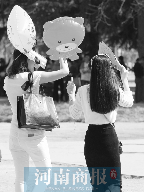 昨天高溫，有人穿上了短袖 記者 鄧萬(wàn)里/攝