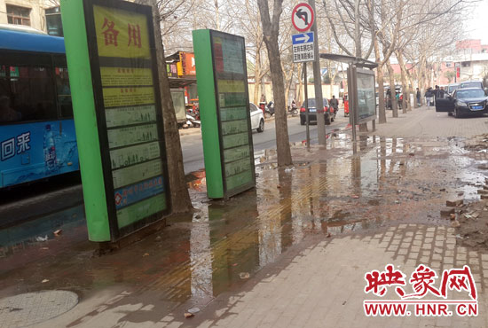 公交車站處臭氣沖天污水橫流，行人幾乎無(wú)法在此等車