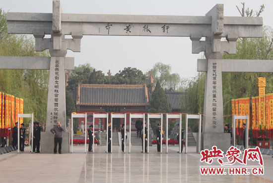 大典入口安檢嚴(yán)格。