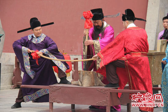 開(kāi)封府尹包拯清明“頒新火” 預(yù)示一年新希望 開(kāi)封府尹包拯清明“頒新火” 預(yù)示一年新希望