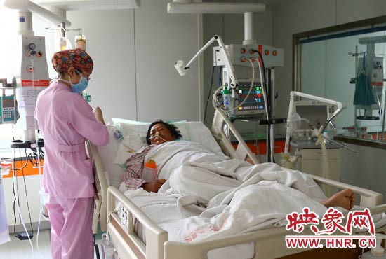 4月4日上午，仍舊躺在重癥監(jiān)護(hù)室里的柴小快正在接受治療。