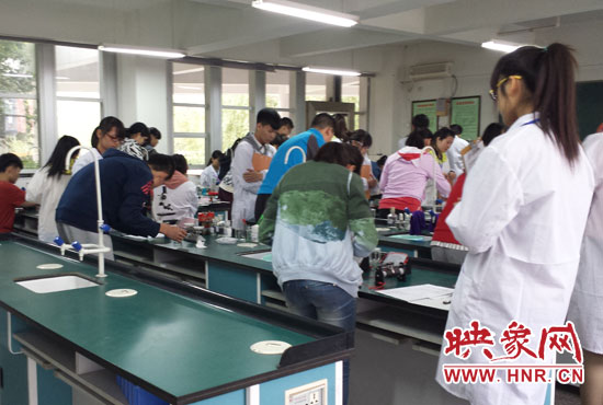 考試采用“一對一”的監(jiān)考方式。