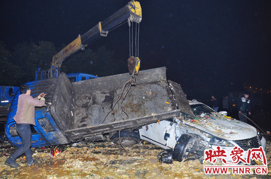 滿滿的一車泔水和垃圾傾瀉而下，鋪撒在路面和凌志車上，數(shù)十米遠(yuǎn)都能聞到泔水的惡臭。