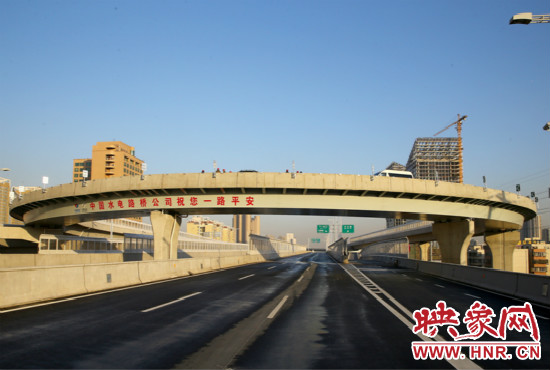 右側(cè)車道為北三環(huán)快速路文化路出口輔道。