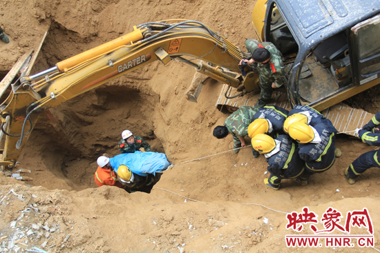 14點(diǎn)10分，經(jīng)過(guò)4個(gè)多小時(shí)的救援，消防官兵發(fā)現(xiàn)被埋男子，現(xiàn)在正從6米多深的塔吊塌方處抬出。