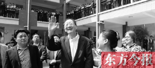 4月23日上午，崔琦偕夫人參觀寶豐一高