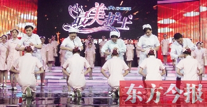 5月6日，“最美護(hù)士”的獲獎?wù)呓o新護(hù)士授帽