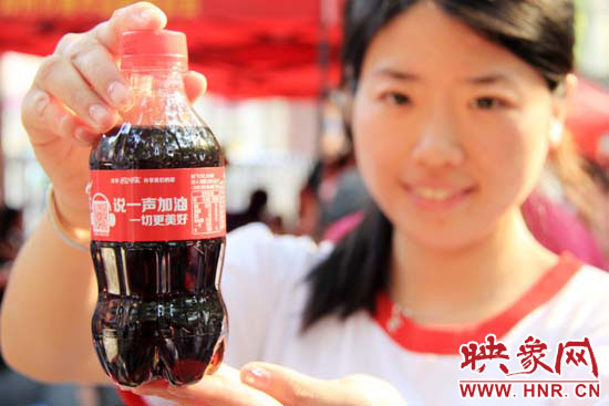 掃描瓶身二維碼，獲取對(duì)應(yīng)歌詞flash動(dòng)畫