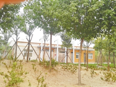 南三環(huán)上的一處公廁掩映在綠樹間,也鎖著門 南三環(huán)上的一處公廁掩映在綠樹間,也鎖著門