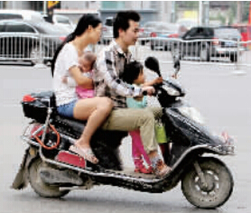 帶著孩子騎電動車，安全一定要放在第一位。