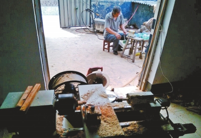 前邊是加工珠子的小車(chē)床,后邊正在拋光珠子。