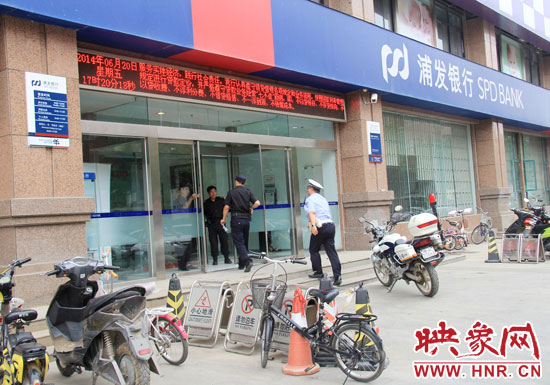 民警趕到現(xiàn)場了解情況。