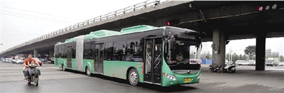 昨日上午，一輛B3快速公交測試車行駛在西三環(huán)的線路上。