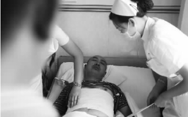 昨天，鄭州市第一人民醫(yī)院，被打傷的鄭州管城區(qū)執(zhí)法隊員唐建偉在接受治療。