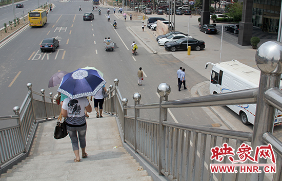 人行天橋上下樓梯修在了路中間 人行天橋上下樓梯修在了路中間