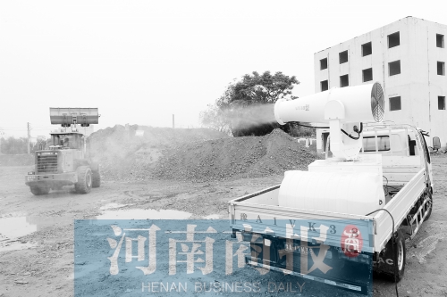 降塵水炮車正在作業(yè) 記者 鄧萬里/攝 降塵水炮車正在作業(yè) 記者 鄧萬里/攝