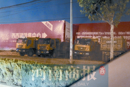 昨夜，記者發(fā)現(xiàn)一些工地外，渣土車們正在“休息”記者 鄧萬(wàn)里/攝