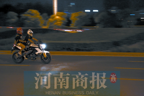 深夜，鄭東新區(qū)，不少人騎著摩托車呼嘯而過