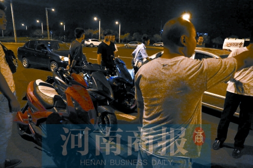 一小時(shí)內(nèi)，民警就扣了12輛摩托車、電動(dòng)車
