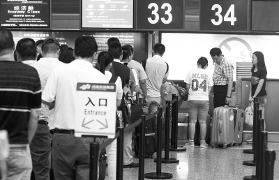 正在排隊辦理手續(xù)的乘客 正在排隊辦理手續(xù)的乘客