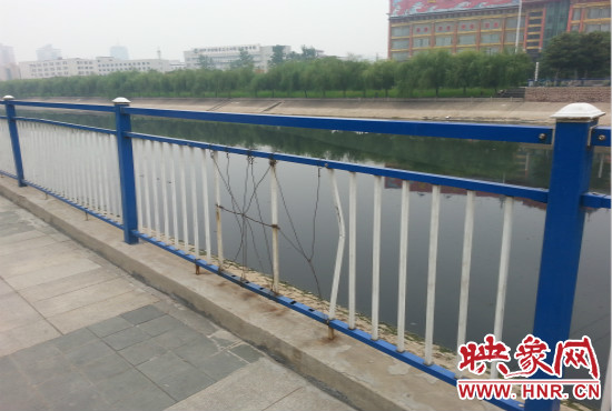 公園內(nèi)多個(gè)護(hù)欄中間的鋼筋條不翼而飛，僅僅是用幾根細(xì)細(xì)鐵絲纏住。