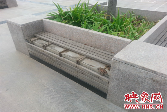 基礎(chǔ)設(shè)施破壞嚴(yán)重，一直無人修理。