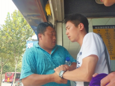 記者正查看照片，突遭藍衣男強搶手機。