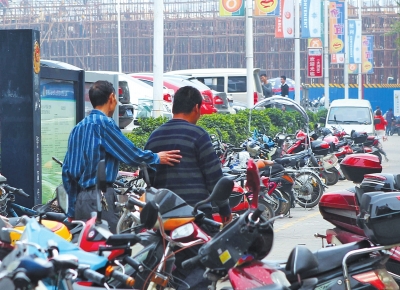 朋友陪伴該男子離開(kāi)