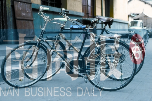 自行車是那時最時髦的交通工具，路邊清一色是“飛鴿牌”