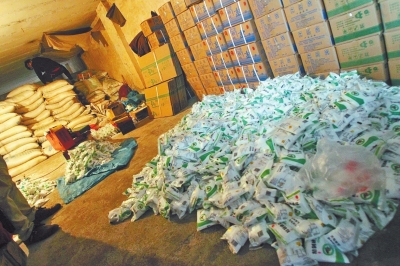 大袋的飼料添加劑氯化鈉經(jīng)過仿冒加工，就變成了小袋的食用碘鹽。