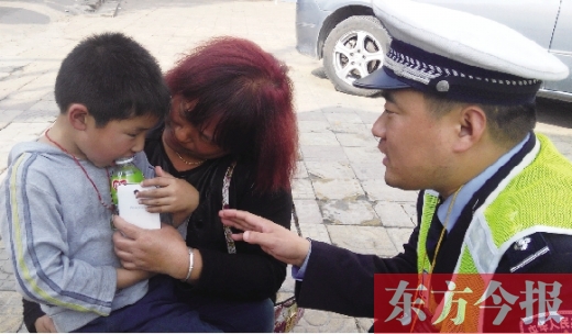 昨日，5歲的男孩獲救后，向民警講述被拐經(jīng)過(guò)。