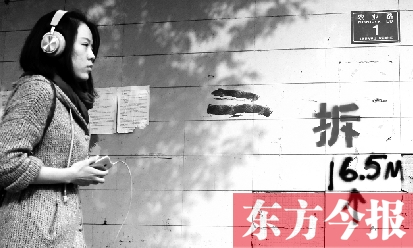 昨日，東方今報(bào)記者走訪農(nóng)業(yè)路沿線，看見“拆”字已上墻